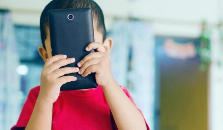 Child Mobile Addiction: Signs, Causes, Mental Health Effects & What Parents Can Do