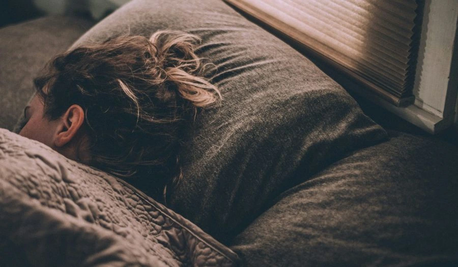 A person resting in bed illustrating chronic insomnia, highlighting expert-led online sleep disorder treatment and psychiatric consultation in India.